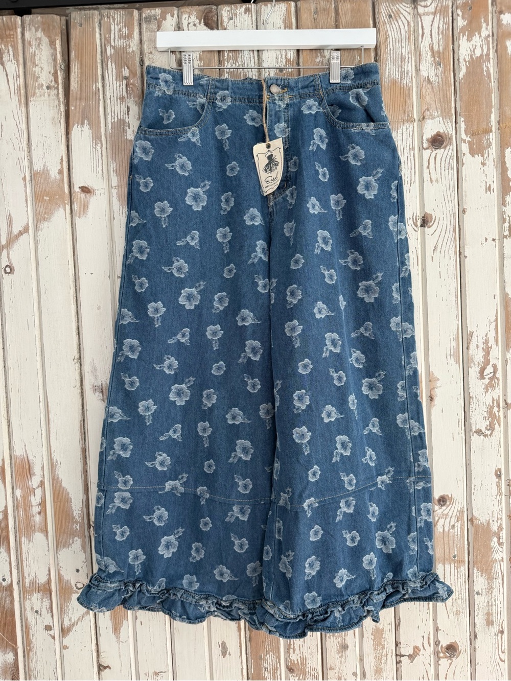 NWT Easel Floral Print Stretchy Waist Ruffle hem Wide Cropped Denim Pants, Large